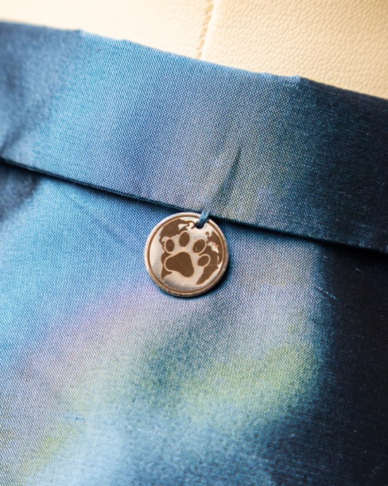 Arthur II — covered-button detail