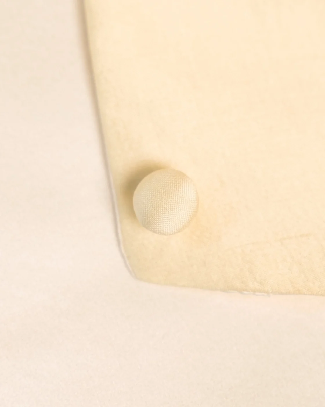 Sevilla — a button covered in the same taffeta silk